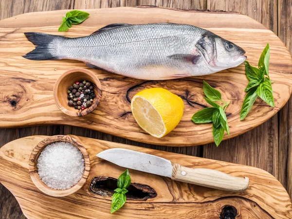 Peces de mar en el tablero de grafito . — Foto de Stock