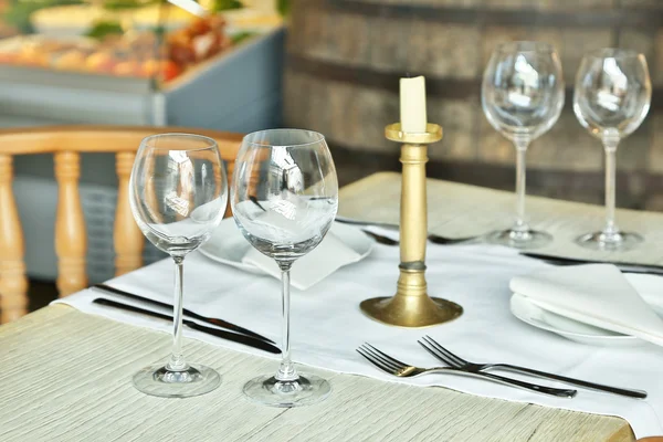 Ajuste de mesa con copas de vino en el café vintage . — Foto de Stock