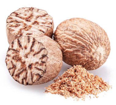 Nutmeg yarımları ve beyaz arkaplanda hindistan cevizi yığını. Dosya kırpma yolları içeriyor.