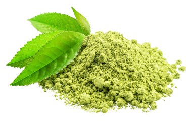 Kibrit çayı, ince öğütülmüş toz ve beyaz arka planda yeşil çay yaprakları. Dosya kırpma yolu içeriyor.