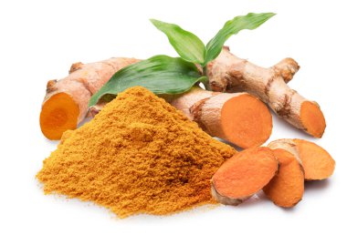 Beyaz arka planda zerdeçal rizom dilimleri, zerdeçal tozu ve yeşil yapraklar. Dosya kırpma yolu içeriyor.