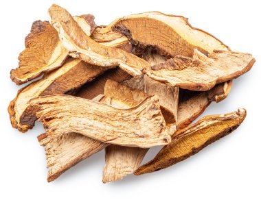 Beyaz arka planda izole edilmiş kurutulmuş porcini mantarları. Kesme yolu.