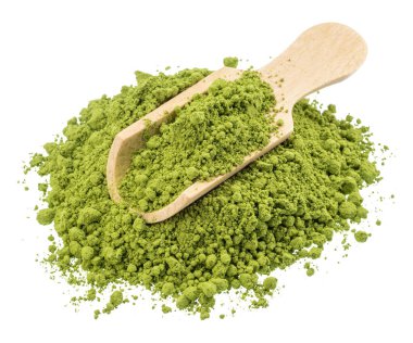 Kibrit çayı, beyaz arka planda ince bir yeşil çay tozu. Dosya kırpma yolu içeriyor.