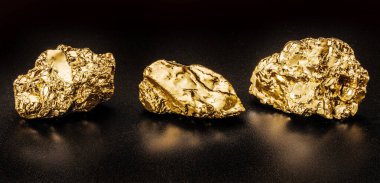 Siyah arka planda parıldayan altın külçeler. Altın külçelerinin taklidi.