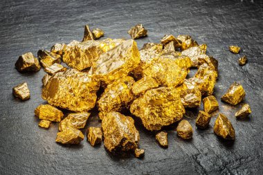 Altın külçeleri siyah taştan arka planda üst manzarada. Altın külçelerinin taklidi.