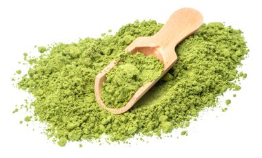 Kibrit çayı, beyaz arka planda ince bir yeşil çay tozu. Dosya kırpma yolu içeriyor.