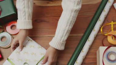 Noel hediyesi hazırlanıyor - Paketleme sürecinin üst görünümü.