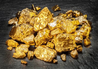 Siyah taş arka planda altın külçeler. Altın külçelerinin taklidi.