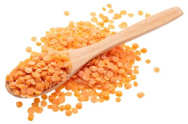 Kırık mercimek tohumları ve beyaz arka planda izole edilmiş mercimek dolu tahta kaşık yığını. Dosya kırpma yolları içeriyor.
