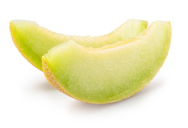 Beyaz arka planda izole edilmiş sulu sarı-yeşil etli kavun dilimleri. Dosya kırpma yolu içeriyor.