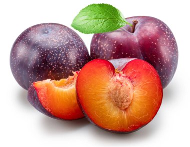 Beyaz arka planda yeşil yapraklı ve erik dilimli olgun Çin erikleri. Dosya kırpma yolları içeriyor.