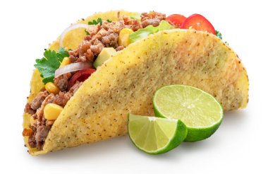 Beyaz arka planda izole edilmiş limon dilimli Meksika usulü taco ya da sığır etli tortilla. Dosya kırpma yolu içeriyor.