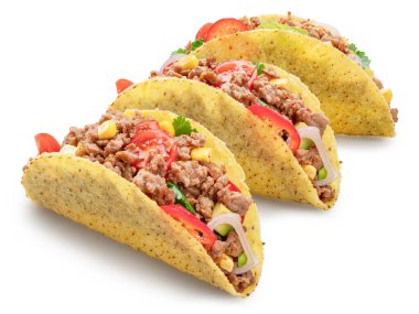 Meksika usulü taco ya da sığır etli tortilla beyaz arka planda izole edilmiş. Dosya kırpma yolu içeriyor.