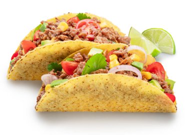 Meksika usulü taco ya da sığır etli tortilla beyaz arka planda izole edilmiş. Dosya kırpma yolu içeriyor.