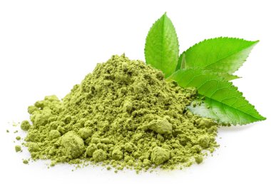 Kibrit çayı, ince öğütülmüş toz ve beyaz arka planda yeşil çay yaprakları. Dosya kırpma yolu içeriyor.