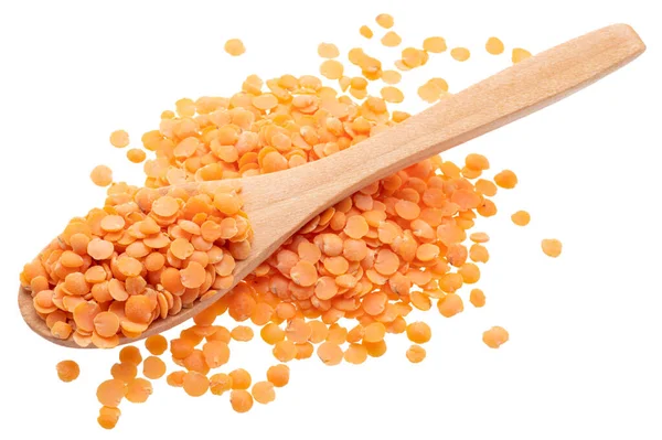 Kırık mercimek tohumları ve beyaz arka planda izole edilmiş mercimek dolu tahta kaşık yığını. Dosya kırpma yolları içeriyor.