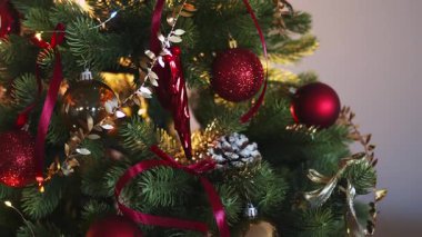 Işıl ışıl süslenmiş Noel ağacı. Noel partisi geçmişi.