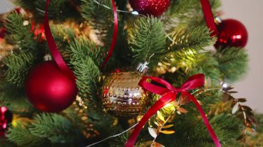 Işıl ışıl süslenmiş Noel ağacı. Noel partisi geçmişi.