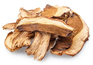 Beyaz arka planda izole edilmiş kurutulmuş porcini mantarları. Kesme yolu.