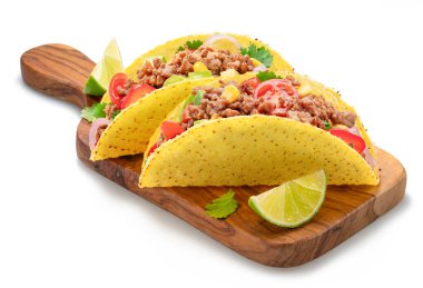 Meksika usulü taco ya da tahta servis tahtasına doldurulmuş sığır etli tortilla. Dosya kırpma yolu içeriyor.