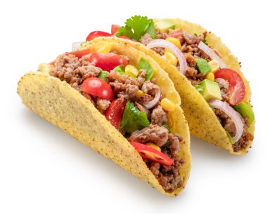 Meksika usulü taco ya da sığır etli tortilla beyaz arka planda izole edilmiş. Dosya kırpma yolu içeriyor.