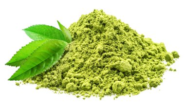 Kibrit çayı, ince öğütülmüş toz ve beyaz arka planda yeşil çay yaprakları. Dosya kırpma yolu içeriyor.