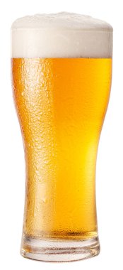 Bira köpüklü soğuk hafif bira ve beyaz arka planda izole edilmiş gaz baloncukları. Kesme yolu.