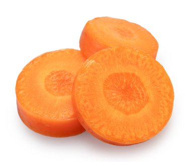 Beyaz arka planda izole edilmiş kırmızı havuç dilimleri. Dosya kırpma yolları içeriyor.