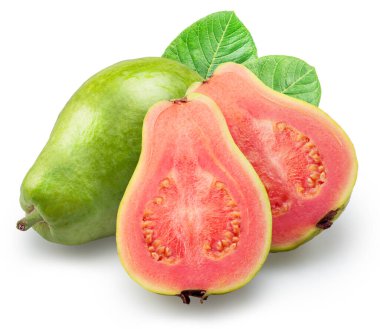 Olgun yeşil guava ve beyaz arka planda pembe et ile guava 'nın kesiti. Dosya kırpma yolları içeriyor.