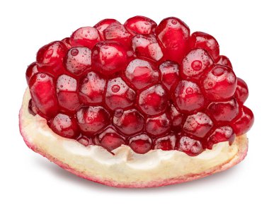 Nar tohumu ve su damlalarıyla dolu nar parçası beyaz bir zeminde izole edilmiş. Kesme yolu. Odaklanma, en fazla detay.