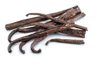 Beyaz arka planda izole edilmiş vanilyalı fasulye ya da vanilyalı çubuklar. Dosya kırpma yolları içeriyor.