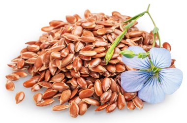 Mavi narin keten çiçeği beyaz arka planda izole edilmiş keten tohumu yığınının üzerinde yatıyor. Dosya kırpma yolu içeriyor.