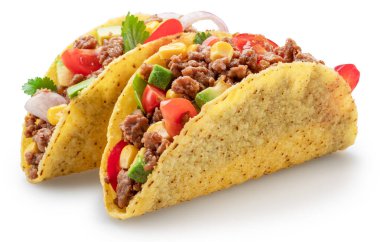 Meksika usulü taco ya da sığır etli tortilla beyaz arka planda izole edilmiş. Dosya kırpma yolu içeriyor.