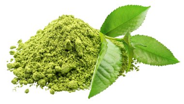 Kibrit çayı, ince öğütülmüş toz ve beyaz arka planda yeşil çay yaprakları. Dosya kırpma yolu içeriyor.