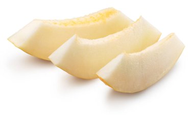 Beyaz arka planda izole edilmiş üç sarı kavun dilimi. Dosya kırpma yolu içeriyor.