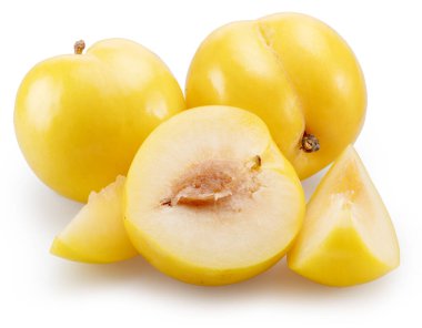 Beyaz arka planda izole edilmiş olgun sarı Çin eriği ve erik dilimleri. Dosya kırpma yolları içeriyor.