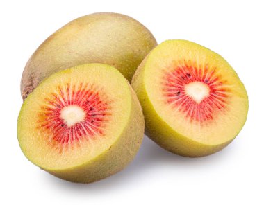 Kırmızı kiwifruit ve kırmızı kivinin kesitleri beyaz arka planda. Dosya kırpma yolları içeriyor.