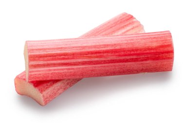 Beyaz arka planda kırmızı ravent sapı kesikleri. Dosya kırpma yolu içeriyor.