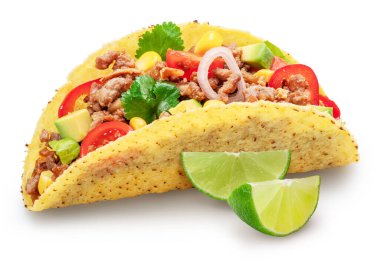 Meksika usulü taco ya da beyaz arka planda izole edilmiş limon dilimli sığır etli tortilla. Dosya kırpma yolu içeriyor.
