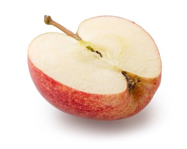 Kırmızı elmanın yarısı beyaz arka planda. Dosya kırpma yolu içeriyor.