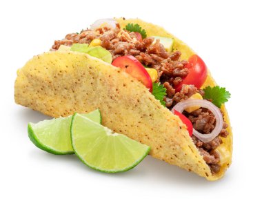 Beyaz arka planda izole edilmiş limon dilimli Meksika usulü taco ya da sığır etli tortilla. Dosya kırpma yolu içeriyor.