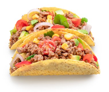 Meksika usulü taco ya da sığır etli tortilla beyaz arka planda izole edilmiş. Dosya kırpma yolu içeriyor.