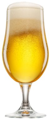 Bira köpüklü soğuk hafif bira ve beyaz arka planda izole edilmiş gaz baloncukları. Kesme yolu.