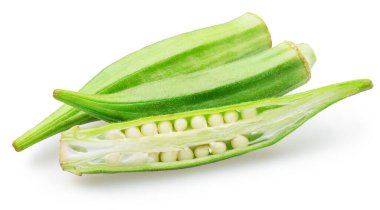 Bamya yeşili tohum kabukları ve beyaz arka planda izole edilmiş bamya kabuğu ve dilimler. Dosya kırpma yolları içeriyor.