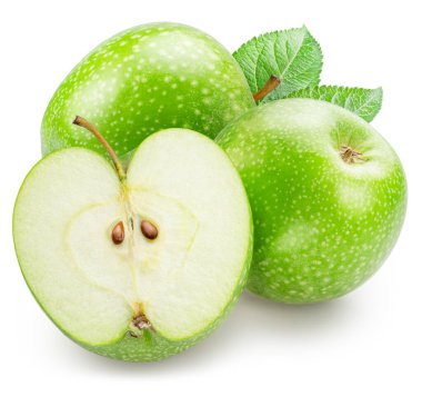 Olgun yeşil elmalar ve beyaz arka planda yarım elma. Dosya kırpma yolları içeriyor.