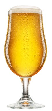 Bira köpüklü soğuk hafif bira ve beyaz arka planda izole edilmiş gaz baloncukları. Kesme yolu.