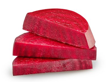 Kırmızı pancar dilimleri beyaz arka planda izole edilmiş. Kesme yolu.