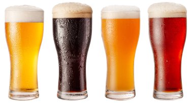 Beyaz arka planda izole edilmiş dört farklı tipte bardakta bira koleksiyonu. Her bira bardağında kırpma yolları var..