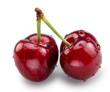 Beyaz arka planda izole edilmiş su damlalarıyla kaplı tatlı kirazlar. Dosya kırpma yolları içeriyor.