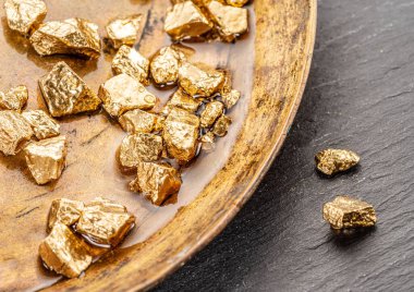 Altın külçeleri pirinç levha üst görüşünde. Altın külçelerinin taklidi.